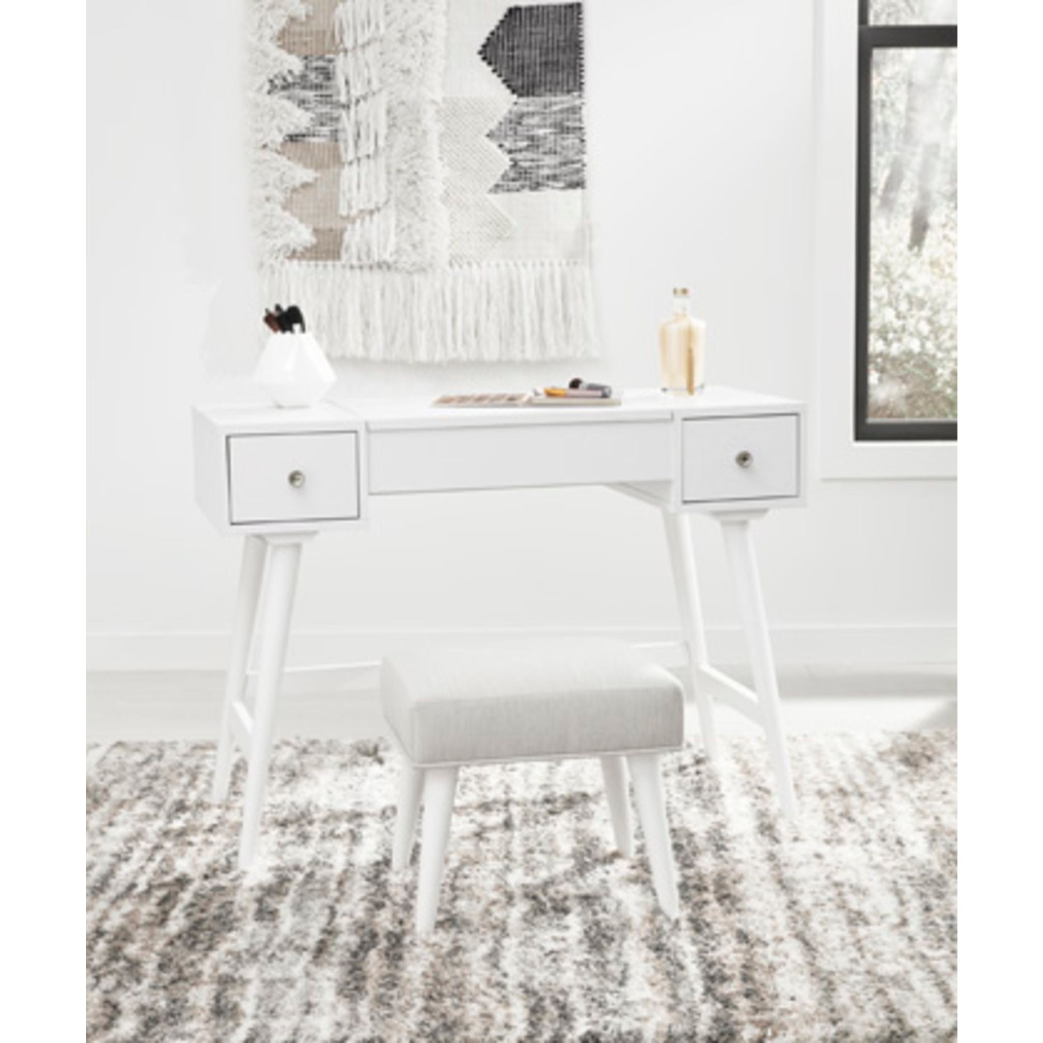 Thadamere Vanity Set