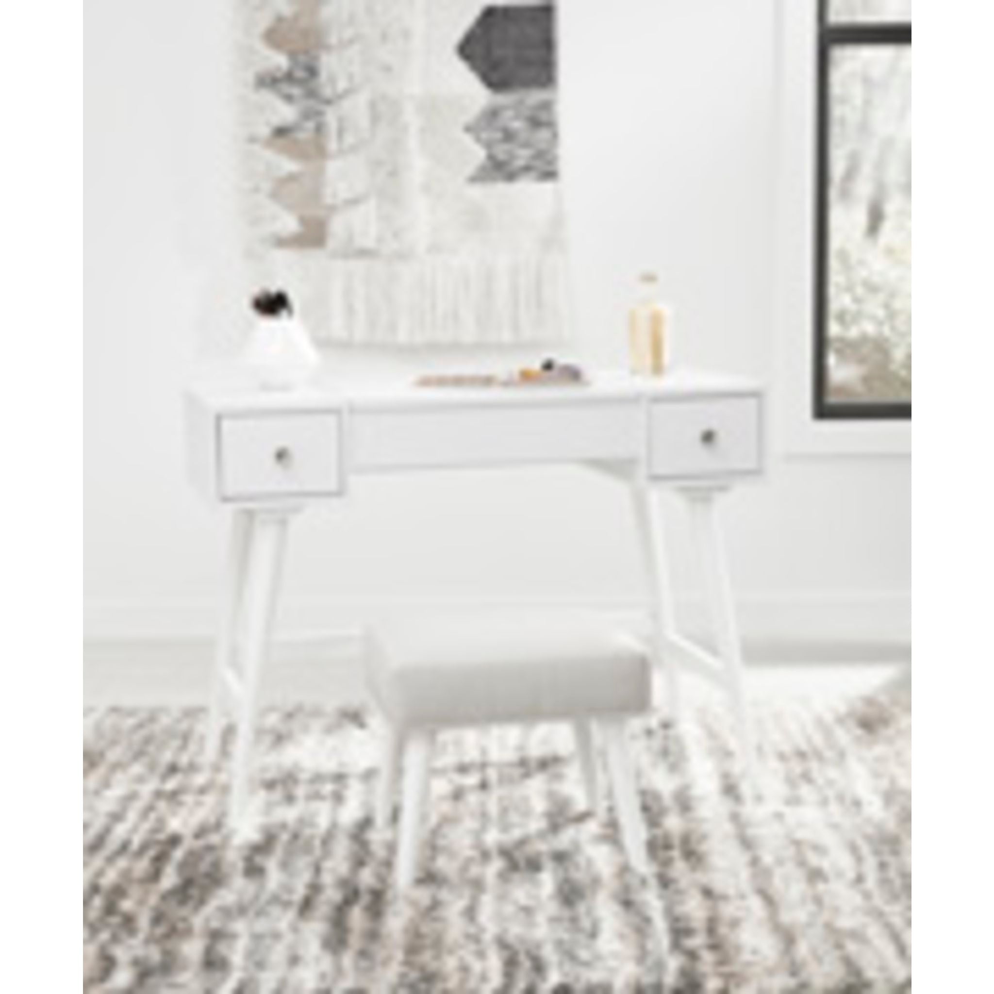 Thadamere Vanity Set