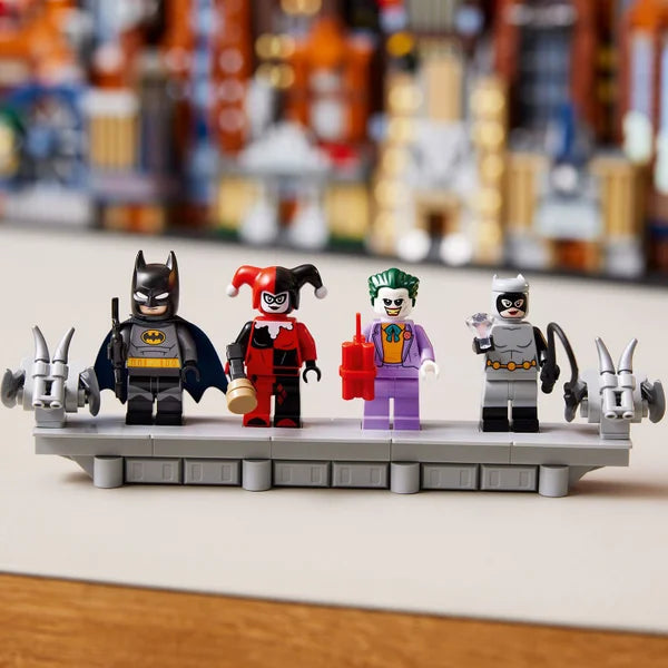 LEGO DC Batman: The Animated Series Gotham City with Bonus LEGO DC Batman: Batman with the Batmobile vs. Harley Quinn & Mr. Freeze