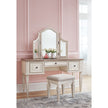 Realyn Vanity Set