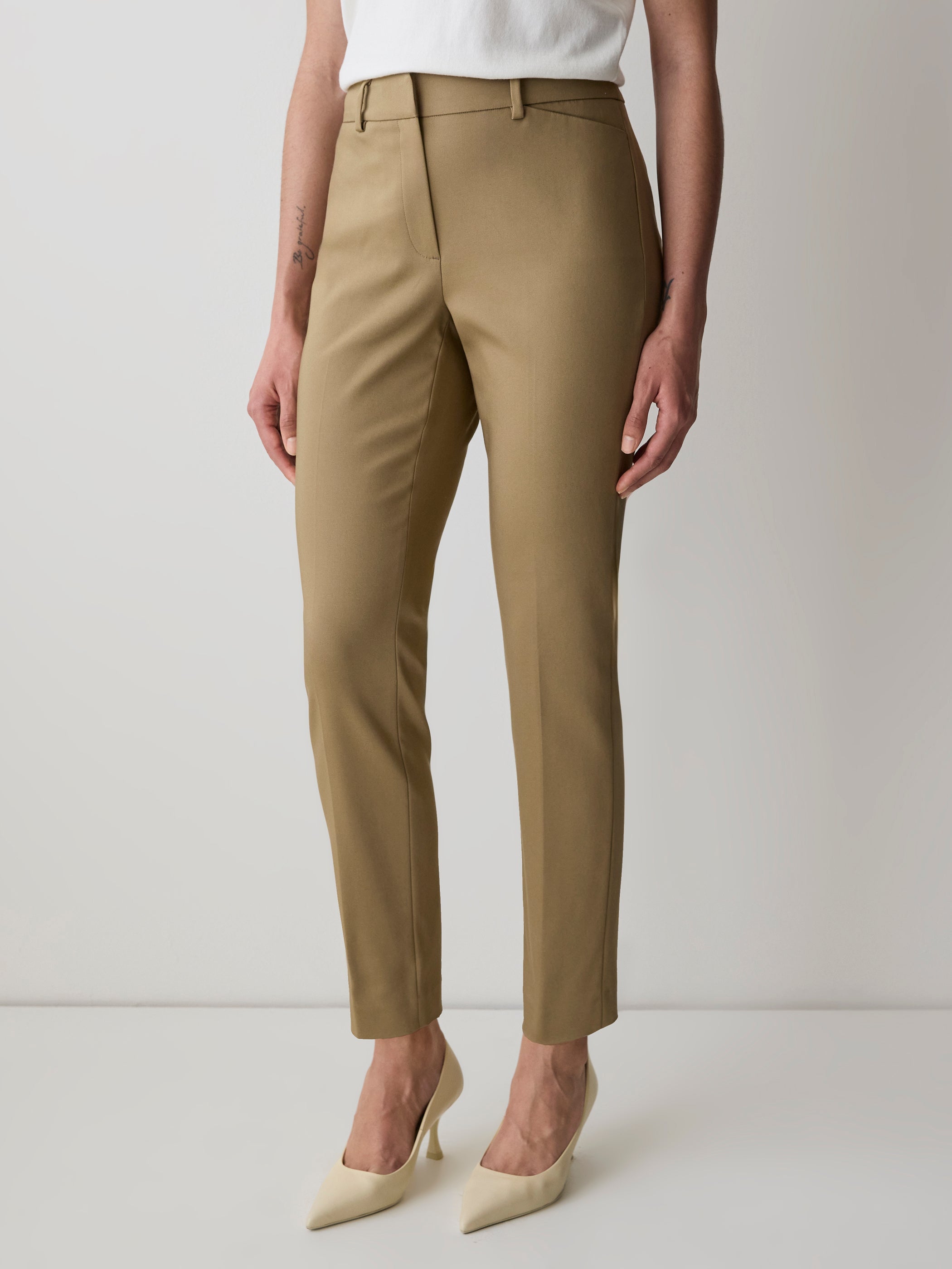 Limitless Mid-Rise Slim-Leg Curvy Pant