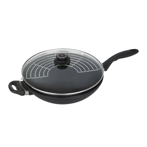 Swiss Diamond XD Cast Aluminium Wok with Lid and Rack - 31.8 cm (12.5 in.)