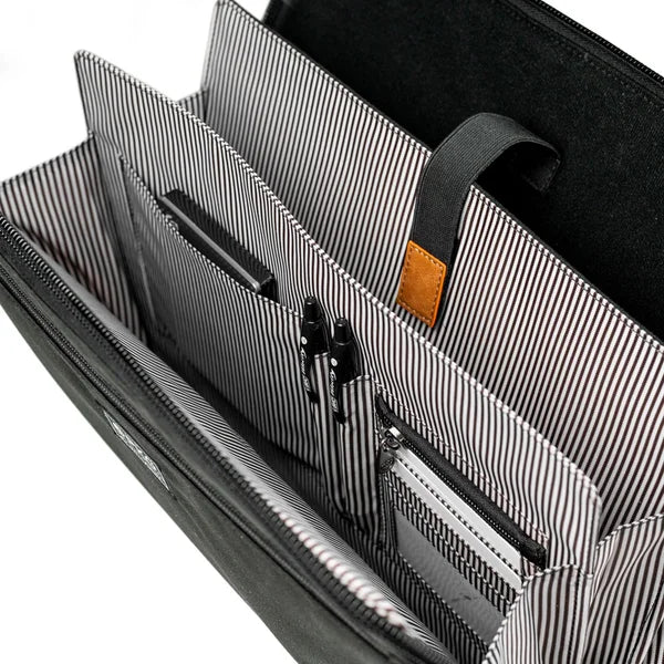 PKG Wellington 10 L Laptop Messenger Bag