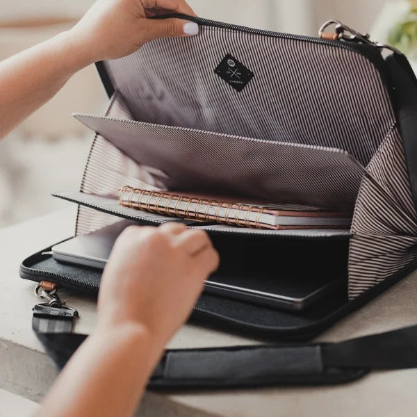 PKG Wellington 10 L Laptop Messenger Bag