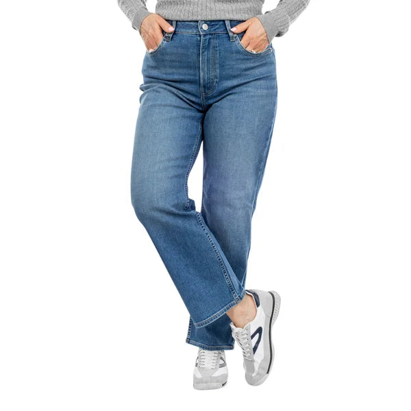 Calvin Klein Women's Straight leg Jean
