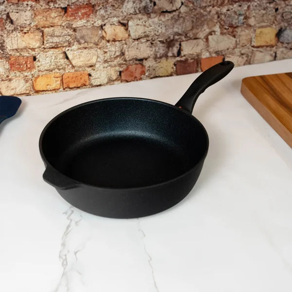 Swiss Diamond XD Cast Aluminium Sauté Pan with Lid, 3.6 L (3.8 qt.) / 26 cm (10.25 in.)